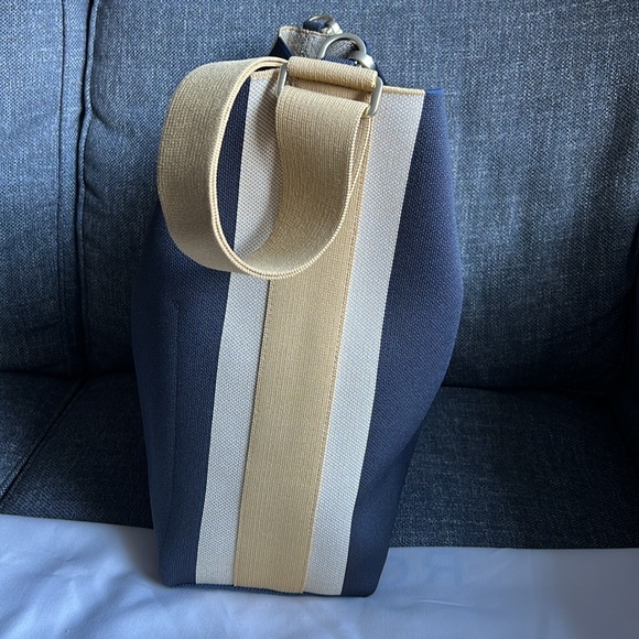 Rothy’s The Bucket Bag in Ink and Ivory. - Picture 2 of 5